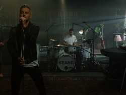 Keane Bawakan Lagu Hits Everybodys Changing di Mola Chill Fridays
