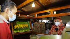 Menaker Temui Pekerja Penerima BSU 2021 di Jatim