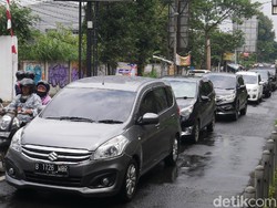 KBB Masih PPKM Level 3, Kendaraan Wisatawan Padati Jalan Raya Lembang