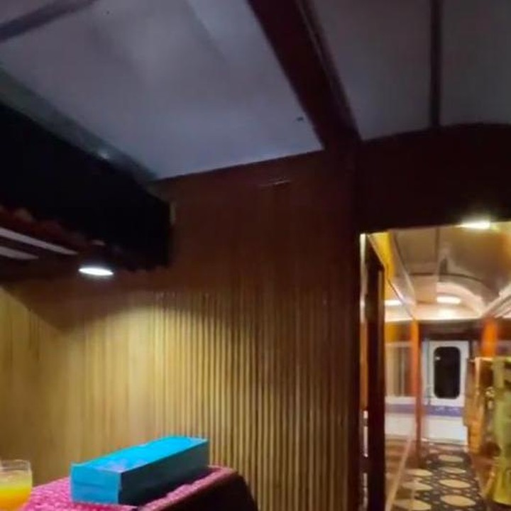 <p>Di videonya, kita bisa melihat desain interior kereta dan perabotnya benar-benar menggambarkan keindahan dari berbagai pulau di nusantara, Bunda. (Foto: TikTok @kevinbenedico)</p>
