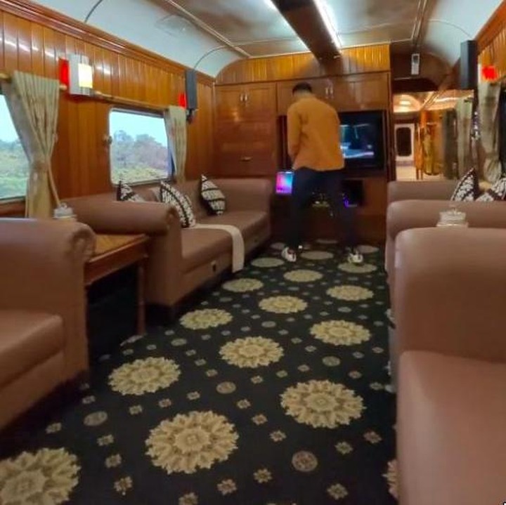 <p>Terdapat jendela yang luas dan terdapat sofa mewah di lobi tengahnya. Juga terdapat karaoke system sebagai hiburan selama perjalanan. (Foto: TikTok @kevinbenedico)</p>