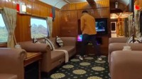 <p>Terdapat jendela yang luas dan terdapat sofa mewah di lobi tengahnya. Juga terdapat karaoke system sebagai hiburan selama perjalanan. (Foto: TikTok @kevinbenedico)</p>