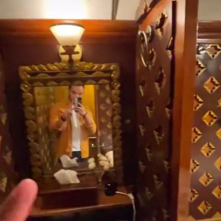 <p>Ada kamar khusus untuk tamu yang menyewa gerbong lho. Begitu masuk langsung 'disambut' oleh kaca rias ukir dan wastafel. (Foto: TikTok @kevinbenedico)</p>