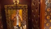<p>Ada kamar khusus untuk tamu yang menyewa gerbong lho. Begitu masuk langsung 'disambut' oleh kaca rias ukir dan wastafel. (Foto: TikTok @kevinbenedico)</p>