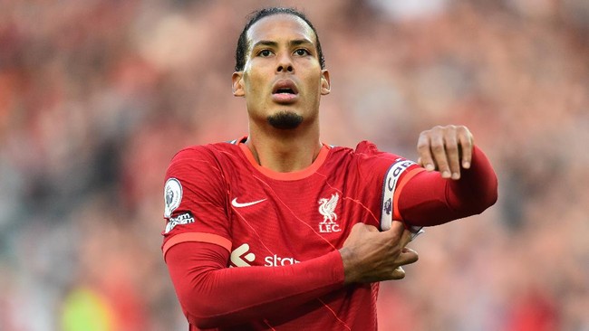 Virgil van Dijk memperlihatkan gestur takjub usai melihat Mohamed Salah mencetak gol indah ke gawang Manchester City.