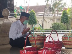 Menko PMK Ziarah ke Makam Bung Karno dan Bagikan Sembako