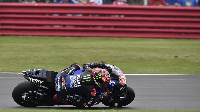 Fabio Quartararo semakin kokoh di puncak klasemen MotoGP 2021 seusai memenangi MotoGP Inggris 2021.