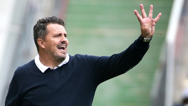Pelatih Reims Oscar Garcia akan memakai tiga bek saat melawan PSG pada laga debut Lionel Messi di Stadion Auguste Delaune.