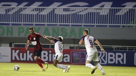 Dua Kontroversi Wasit di Laga Persipura vs Persita