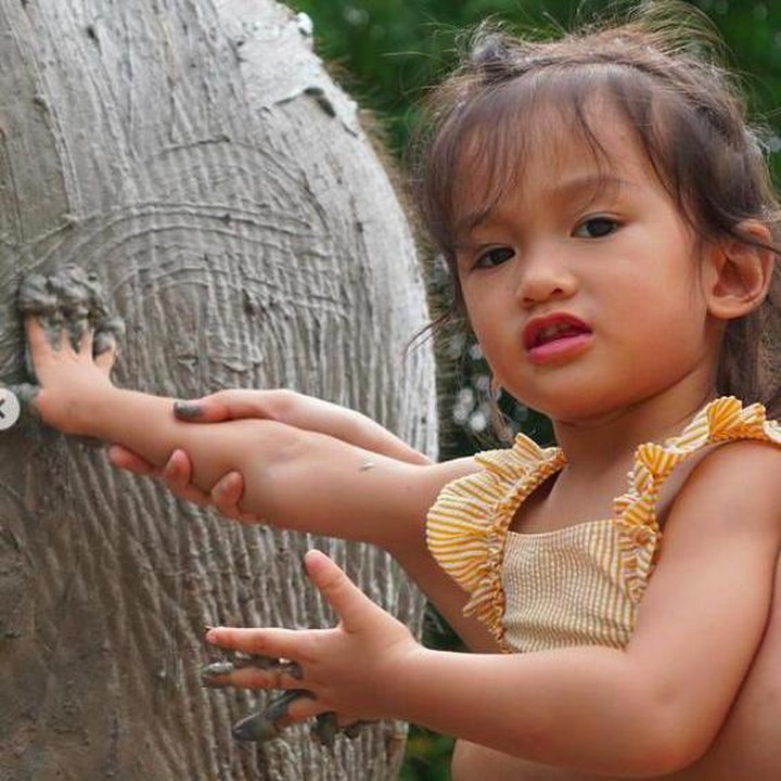 <p>Salma juga pernah diajak ibunda ke sanctuary gajah. Ia ikut mandi lumpur bersama gajah. (Foto: Instagram @atiqahhasiholan)</p>