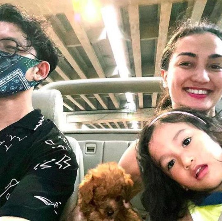 <p>Atiqah Hasiholan dan Rio Dewanto kini sedang menikmati perannya sebagai orang tua dari putri cantik mereka, Salma Jihane Putri Dewanto. (Foto: Instagram @atiqahhasiholan)</p>