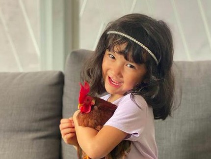 7 Potret Cantik Salma, Anak Atiqah Hasiholan yang Pencinta Binatang