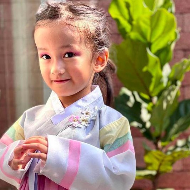<p>Salma tak cuma cantik, anak pasangan selebriti ini juga merupakan pencinta binatang lho, Bunda. (Foto: Instagram @atiqahhasiholan)</p>