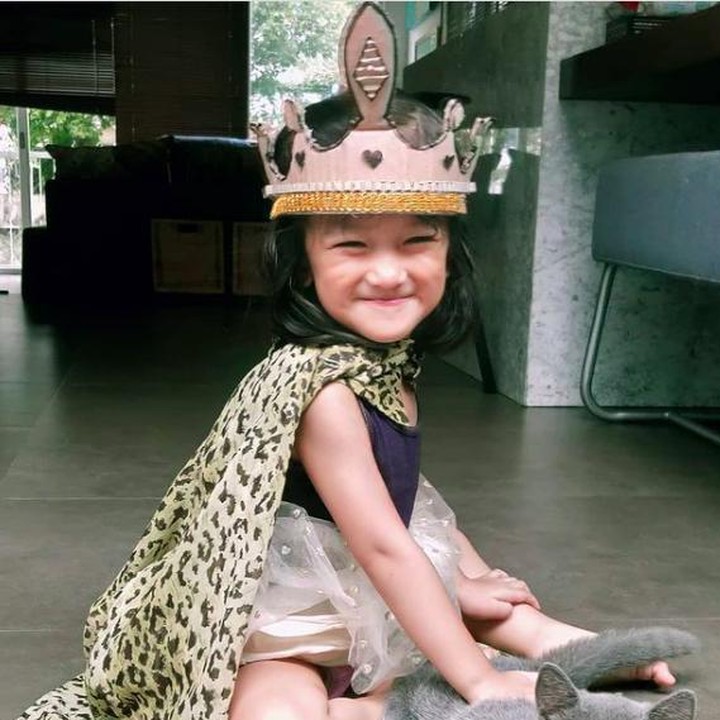 <p>Kali ini Salma bersama kucing kesayangannya di rumah. Ikut gemas melihatnya ya, Bunda? (Foto: Instagram @atiqahhasiholan)</p>