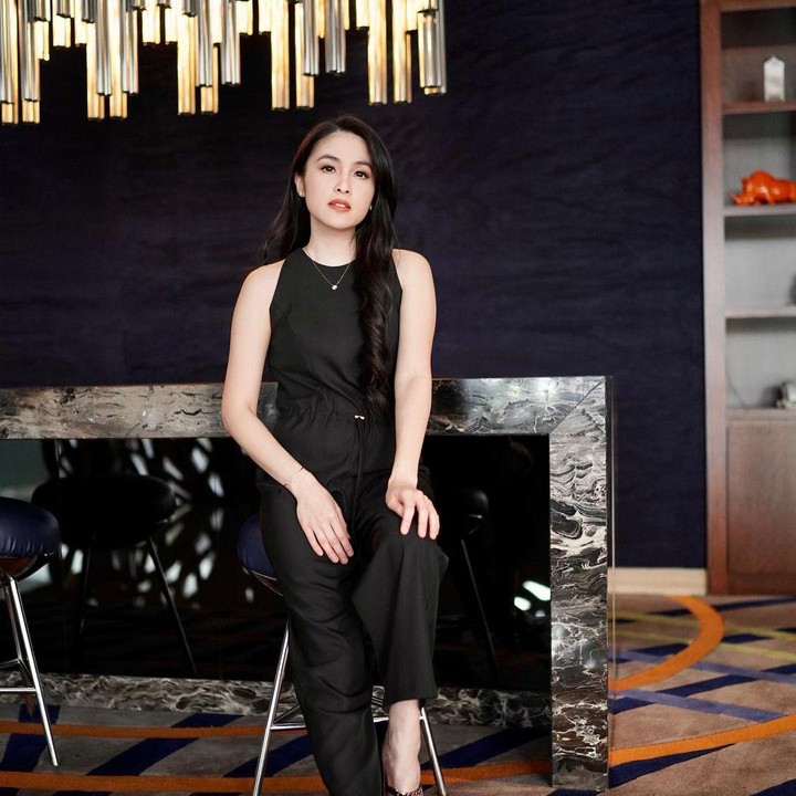 <p>Rumah Sandra Dewi memiliki dekorasi modern bernuansa minimalis. Selain menggunakan warna putih atau cerah, sudut ruangan rumah Sandra juga ada yang dicat dengan nunsa hitam elegan. (Foto: Instagram @sandradewi88)</p>
