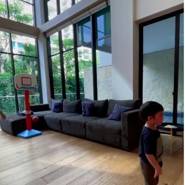 <p>Ruang keluarga adalah area yang paling sering dipakai anak-anaknya beraktivitas selama masa pandemi. Ruangan ini dikelilingi jendela baca besar yang bisa melihat pemandangan asri di luar rumah. (Foto: Instagram @sandradewi88)</p>