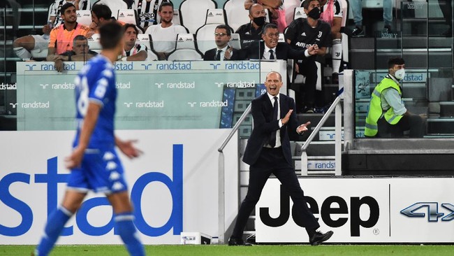 Pelatih Juventus Massimiliano Allegri mengatakan timnya tidak bisa terus pikirkan kepergian Cristiano Ronaldo ke Manchester United.