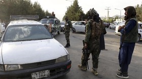 Berkendara di Kabul usai AS Hengkang, Masih Ada Foto Ghani