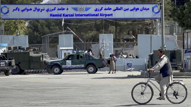 Dalam perjalanan menuju Bandara Kabul, sang istri sempat dipukul dan dicambuk tentara Taliban. Sesampainya di bandara, ia tak boleh masuk.