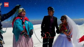 VIDEO: Gaya Pasangan Bolivia Nikah di Puncak Gunung Bersalju