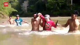 VIDEO: Nakes di Pulau Buru Terjang Sungai demi Vaksin Warga