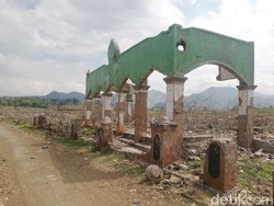 Masjid-Bangunan Muncul ke Permukaan di Tengah Surutnya Waduk Jatigede
