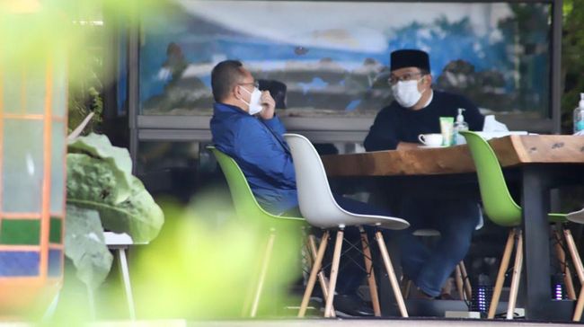 PAN Rayu Ridwan Kamil Jadi Kader Partai Pakai Tiket Cawapres 2024 PAN merayu Ridwan Kamil untuk bergabung menjadi kader partai dengan tawaran peluang mendapat tiket cawapres di Pilpres 2024.