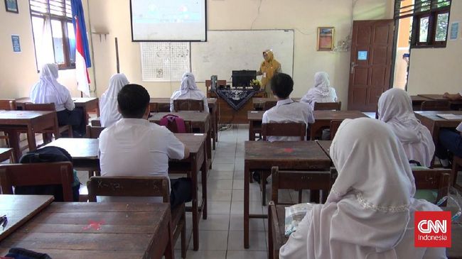 Pembelajaran tatap muka terbatas (PTMT) di Depok, Jawa Barat, disetop menyusul lonjakan kasus Covid-19.