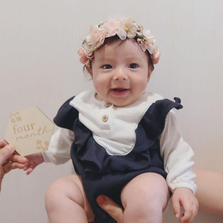 <p>Chloe Emanuelle Van Wattimena tumbuh besar dan sehat. Usianya kini sudah menginjak 8 bulan, Bunda. Ia menjelma jadi bayi mungil yang menggemaskan. (Foto: Instagram @asmirandah89)</p>