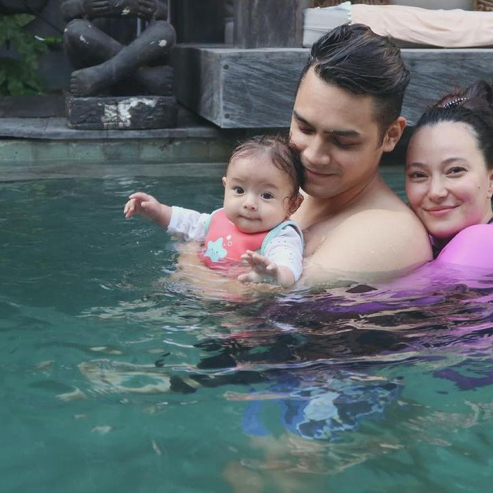 <p>Meski belum berusia setahun, <em>baby</em> Chloe juga sudah berani berenang lho. Ia tampak senang ketika diajak berenang bersama Asmirandah dan Jonas Rivanno. (Foto: Instagram @asmirandah89)</p>