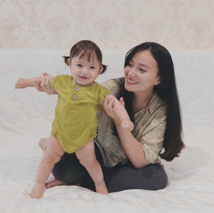 <p>Aksi Chloe ketika sedang belajar berjalan juga sangat menggemaskan nih. Lihat saja potretnya yang terlihat bersemangat ketika didampingi oleh sang Bunda. (Foto: Instagram @asmirandah89)</p>