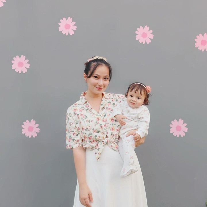 <p>Asmirandah gemar mendandani putri kecilnya dengan <em>outfit</em> yang senada dengan miliknya. Mereka tampil serasi ketika memakai baju serba putih nan feminin. Cantiknya kompak banget nih! (Foto: Instagram @asmirandah89)</p>