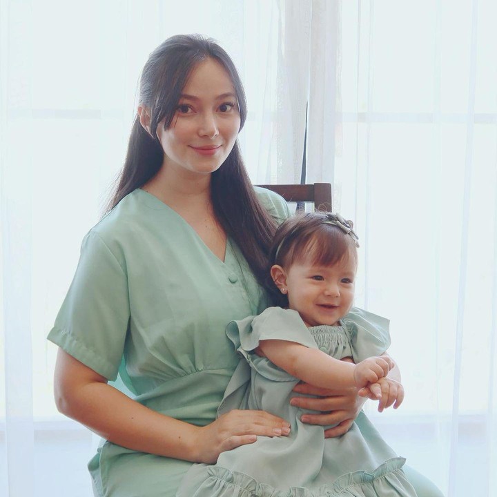 <p>Baby Chloe mewarisi paras cantik dari sang Bunda nih. Sejak masih bayi, wajahnya sudah mencuri hati para netizen lho. (Foto: Instagram @asmirandah89)</p>