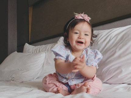 7 Potret Menggemaskan Anak Asmirandah dan Jonas Rivanno, Senyumnya Bikin Meleleh