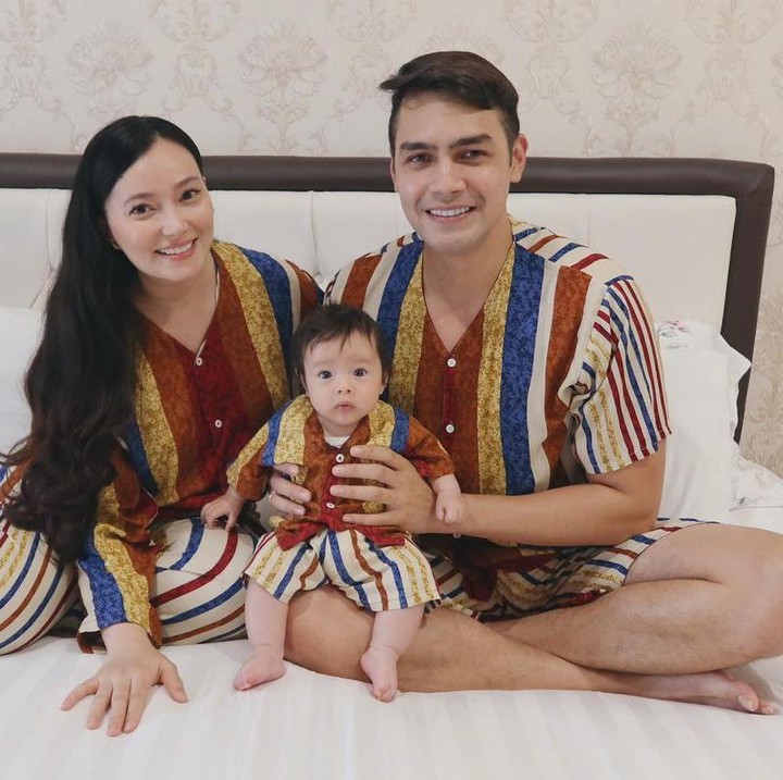 <p>Asmirandah dan Jonas Rivanno juga sering tampil kompak bersama baby Chloe lho. Bayi kelahiran 25 Desember 2020 itu tampil kompak bersama Ayah dan Bunda memakai baju bermotif <em>stripes.</em> (Foto: Instagram @asmirandah89)</p>