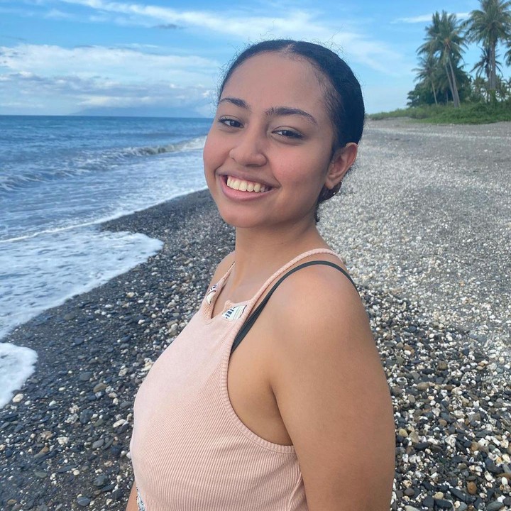 <p>Wanita 18 tahun ini juga gemar menghabiskan waktu ke pantai lho, Bunda. Dengan riasan natural, aura cantik Athalia semakin terpancar, Bunda. (Foto: Instagram: @athalialemos)</p>