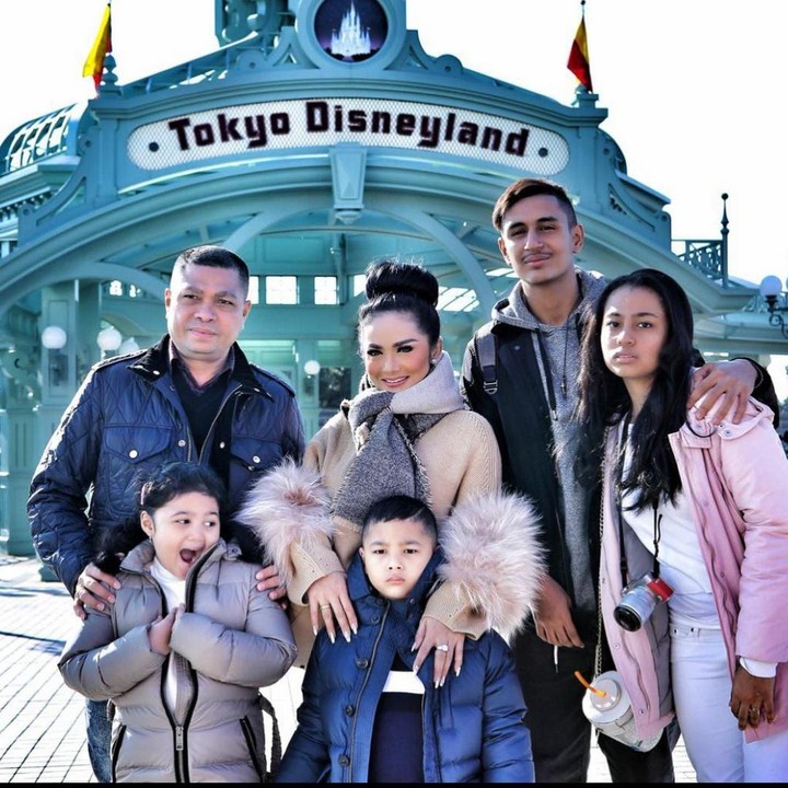 <p>Athalia juga sangat dekat dengan Krisdayanti. Keduanya bahkan mengungkap kerinduan akan berlibur bersama-sama dengan keluarga yang lainnya. (Foto: Instagram: @athalialemos)</p>