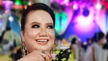 Unggah Undangan Nikah Danang DA, Aty Kodong Sindir Lesti Kejora?