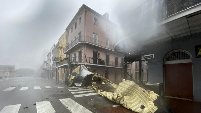 Listrik di New Orleans terputus total, Senin (30/8), akibat hantaman Badai Ida yang kini menyapu sebagian besar wilayah Louisiana, Amerika Serikat.