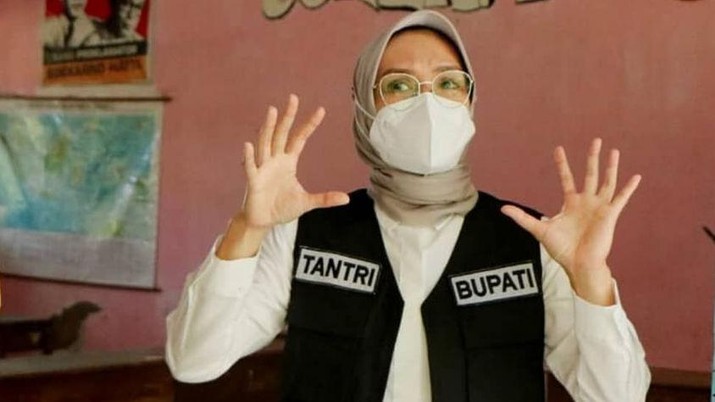Bupati Probolinggo Puput Tantriana Sari (Tangkapan Layar Instagram @ humas_kab_prob) Bupati Probolinggo Puput Tantriana Sari (Tangkapan Layar Instagram @
humas_kab_prob)