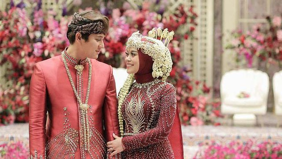 Lesti Kejora dan Aurel Hermansyah memakai kebaya warna sama di rangkaian proses pernikahan masing-masing. Yuk kita intip potret mereka!