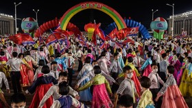 FOTO: Dansa Gembira Kawula Muda Korea Utara
