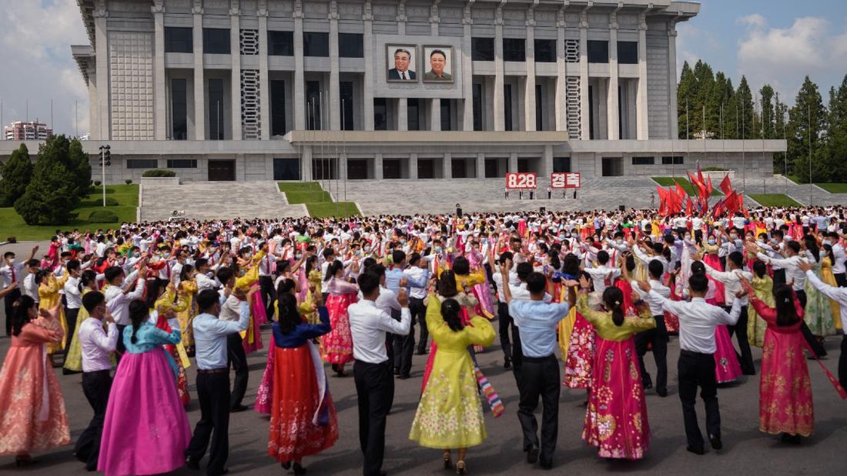 FOTO: Dansa Gembira Kawula Muda Korea Utara