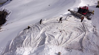 FOTO: Swiss Sengaja Selimuti Gletser Agar Tak  Mencair