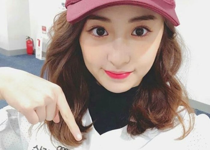 Heo Yun Jin memiliki nama Inggris Jennifer Huh. Ia sudah belajar menyanyi sejak kecil. Heo Yun Jin juga aktif sebagai anggota pertunjukan opera ketika masih tinggal di Amerika. (Foto: Instagram.com/yunjinsite)