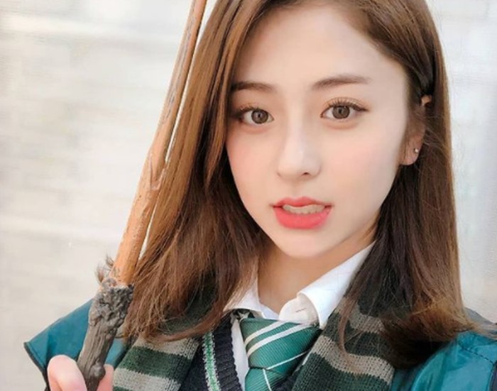 Heo Yun Jin merupakan keturunan Korea-Amerika. Sebelum menjadi trainee di Korea, ia tinggal di Amerika bersama kedua orangtuanya. (Foto: Instagram.com/yunjinsite)