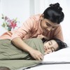 Ketahui cara melatih anak untuk tidur sendiri di kamar terpisah. Hal ini penting untuk membangun kemandirian si kecil.
