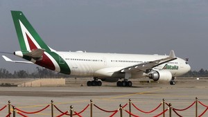 Maskapai Alitalia Bangkrut, Pramugari Aksi Lepas Baju