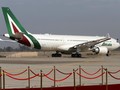Maskapai Alitalia Bangkrut, Pramugari Aksi Lepas Baju