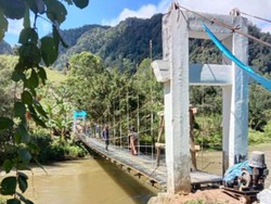 Ibu-Anak Jatuh dari Jembatan Gantung hingga Terjun ke Sungai di Lebak